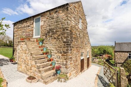 WALNUT BARN, family friendly, character holiday cottage in Ambergate