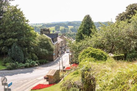 2 CHEWS COTTAGE, family friendly, with a garden in Pateley Bridge