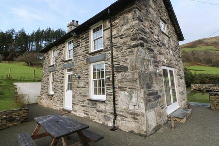 PENIARTH GANOL, pet friendly, character holiday cottage in Tywyn