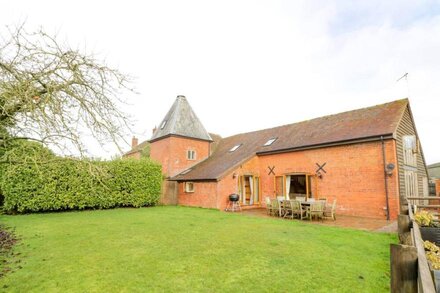 THE WAINHOUSE, pet friendly, with hot tub in Tenbury Wells