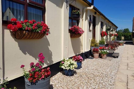 BROADCLYST COTTAGE, pet friendly, with pool in Ottery St Mary