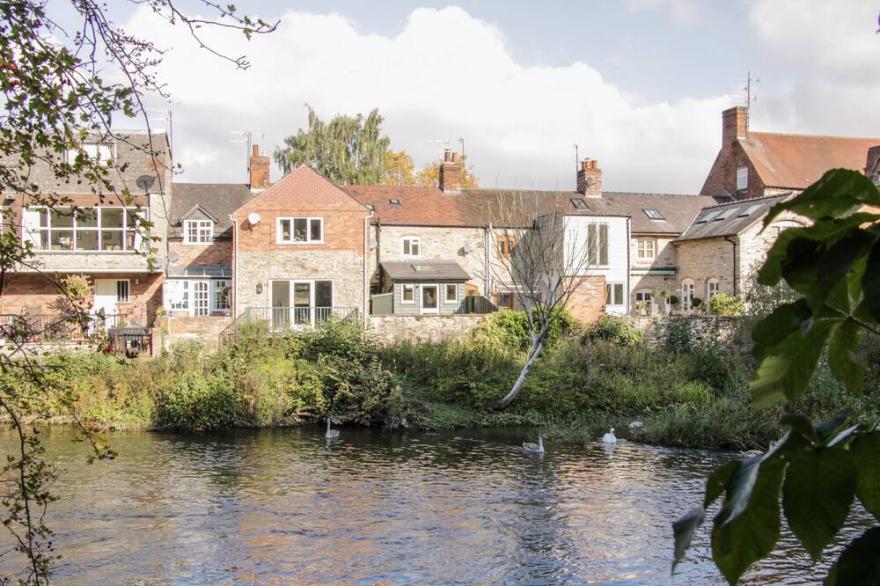 MOORHEN COTTAGE, romantic, character holiday cottage in Ludlow