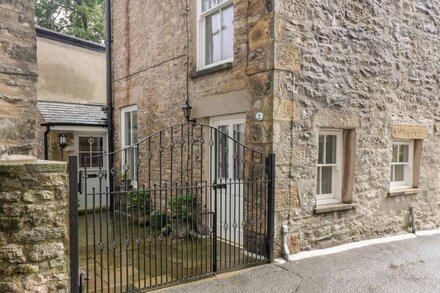 LUNE COTTAGE, pet friendly, with open fire in Kirkby Lonsdale