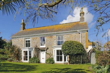 Historical Churchtown House with views of the Sea