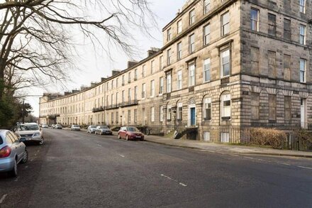 Family friendly ground floor apartment 5 minutes from Princes Street