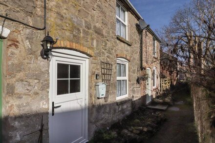 NORTHGATE COTTAGE, pet friendly, character holiday cottage in Caerwys