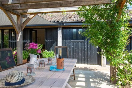 Courtyard Barn 2 - Two Bedroom House, Sleeps 4