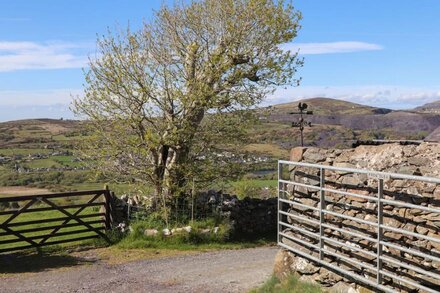 FRON OLEU, pet friendly, character holiday cottage in Penygroes