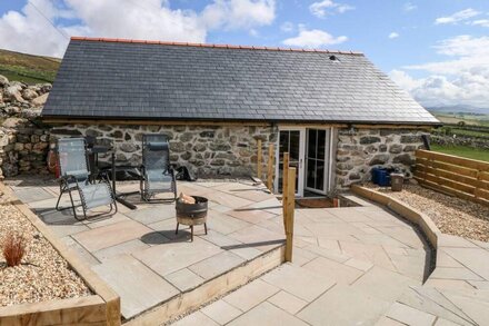 TY COCH, pet friendly, character holiday cottage in Trefor