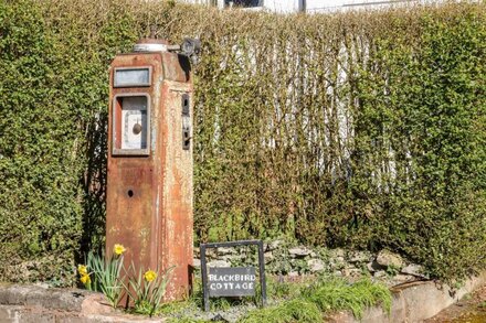 BLACKBIRD COTTAGE, family friendly, with a garden in Ironbridge