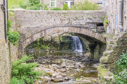 THE OLD SURGERY, pet friendly, luxury holiday cottage in Hawes