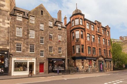 1 bedroom property with a fantastic view of Edinburgh Castle in the heart of the Old Town