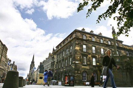 Fantastic 2 bedroom property with astounding views of the famous historic Royal Mile.