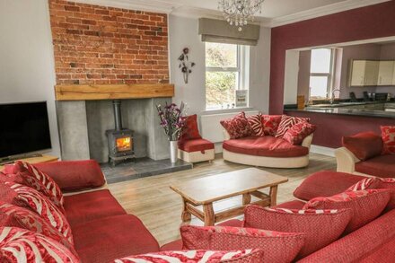 ELLIE'S LODGE, family friendly, with hot tub in Ulverston