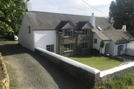 400 year old quirky Cornish cottage, in Bude, Poughill.