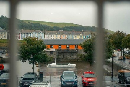 Pass the Keys | Modern 2 bed flat overlooking Aberaeron Harbour