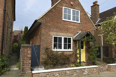 GINGERBREAD COTTAGE, family friendly, with open fire in Canterbury