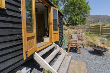 LLETHR - SHEPHERDS HUT, romantic, with hot tub in Llanbedr