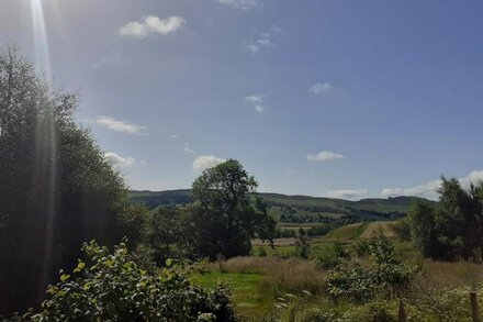 Shepherd's View @ Dalnoid - en-suite shower room, hot-tub, garden, great views