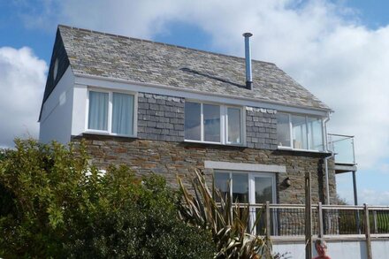 The Loft - a converted duplex a 3 minute walk to Polzeath Beach! Sleeps 4 guests in 2 bedrooms