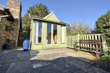 Fiddlers Green - bungalow just off Rock Road, with parking