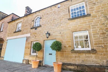 CASTLE HILL, character holiday cottage, with a garden in Bakewell