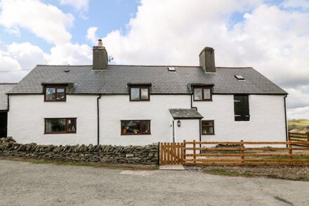 ORSEDD WEN FARMHOUSE, pet friendly, with open fire in Betws-Y-Coed