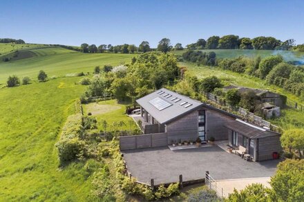 Eco-conversion with hot tub & stunning views!