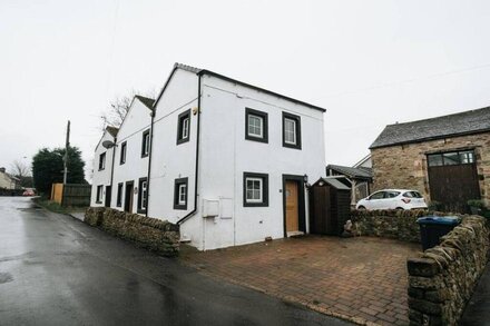 Classic 2 Bed Cottage with Fire Place & Bath TV