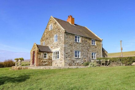 COMPTON GRANGE, pet friendly, character holiday cottage in Freshwater