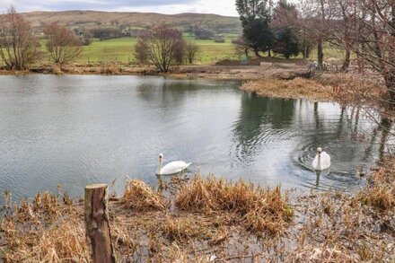 THE HIDEAWAY POD, romantic, with a garden in Barrow, Lancashire