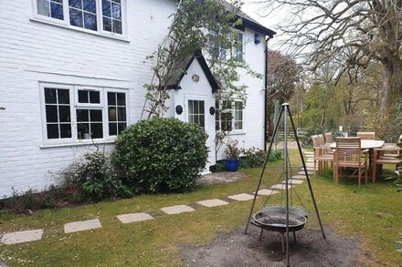 Rose Cottage, Burley, New Forest National Park - dog friendly,EV point,sleeps 10