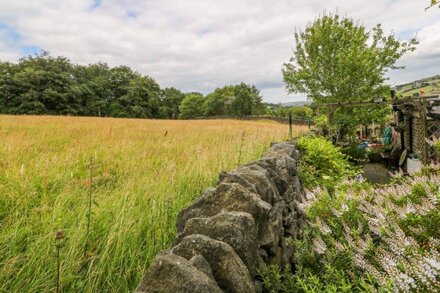 BAMFORTH COTTAGE, pet friendly, with open fire in Holmbridge