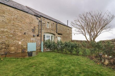 RUSHTON BARN, pet friendly, with open fire in Settle