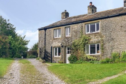 GUINEA CROFT COTTAGE, character holiday cottage in Grassington