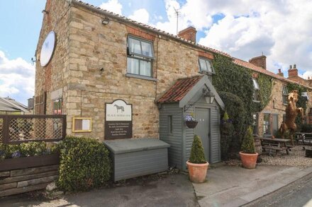 POLLARD COTTAGE, pet friendly, with open fire in Northallerton