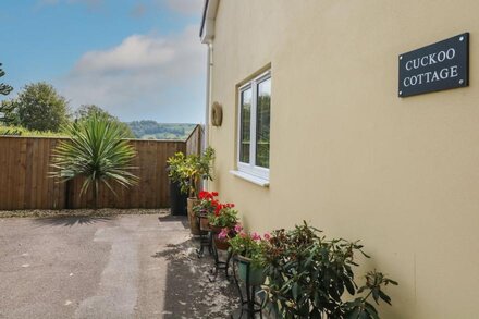 CUCKOO COTTAGE, romantic, with a garden in Bridport