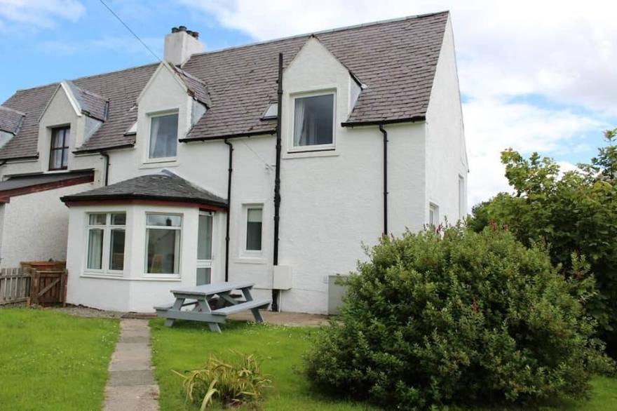 Sleeps 6: Large 4 Bedroom, 4 Bathroom House in Central Portree