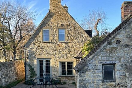 Quiet Cowfair Cottage In Central Location With Lovely Garden