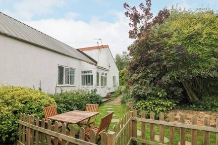 BRAMLEY COTTAGE, pet friendly, character holiday cottage in Whimple