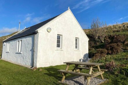 TALLA HOPE, pet friendly, character holiday cottage in Duntulm