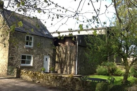 Cosy   Cottage In a Picturesque  Village