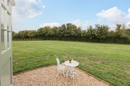 JASMINE HUT, MYRTLE FARM, romantic, with hot tub in Warmley