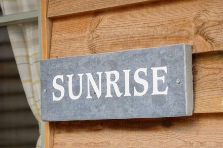 SUNRISE STABLE, family friendly, with open fire in Long Sutton