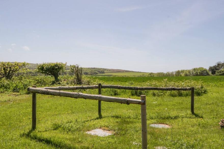 WAREHAMS BARN, family friendly, with a garden in Burton Bradstock