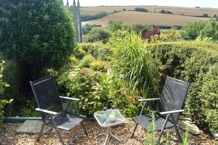 HONEYSUCKLE COTTAGE, romantic, with a garden in Thurlestone