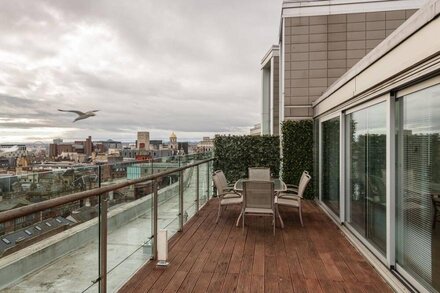 Executive Rooftop 2 bedroom Penthouse with Secured Parking