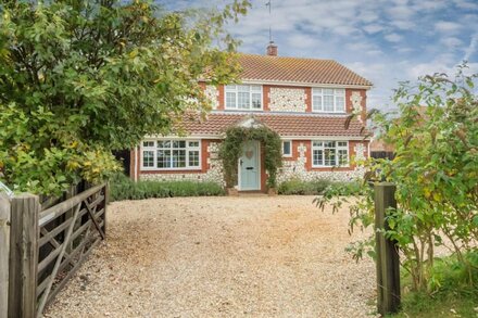 With beautiful interiors, sprinkled with stylish, personal touches, this well-loved detached holida