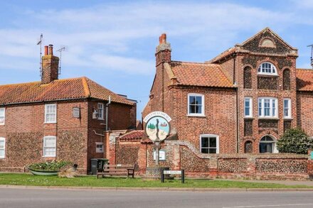 HARBOUR PLACE, family friendly, with a garden in Wells-Next-The-Sea