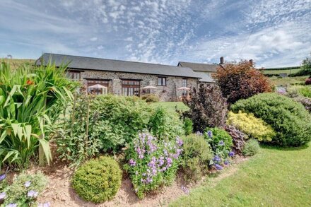 Threshing Barn - Three Bedroom House, Sleeps 6